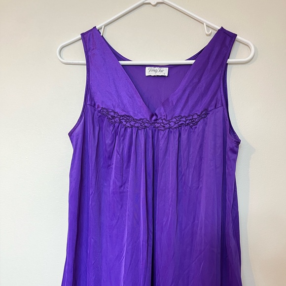 VANITY FAIR Medium Nightgown Purple Floral Silky Satiny Sleeveless Vintage - Picture 2 of 5
